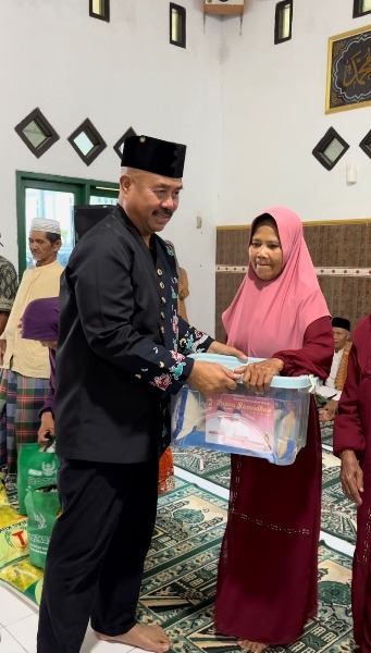 SEJUMLAH warga Bukit Biru Kecamatan Tenggarong, menerima bantuan sembako, secara simbolis diserahkan Bupati Edi Damansyah. (ist)